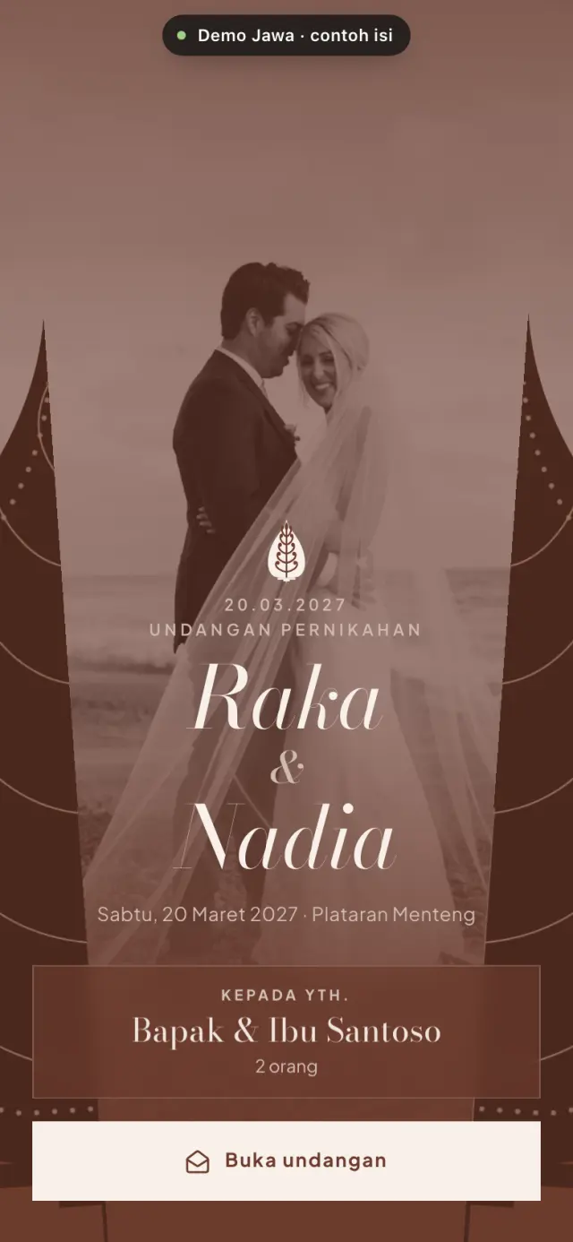 Contoh undangan digital adat Jawa: cover bernuansa cokelat bata dengan foto pengantin, nama Raka & Nadia, dan nama tamu Bapak & Ibu Santoso