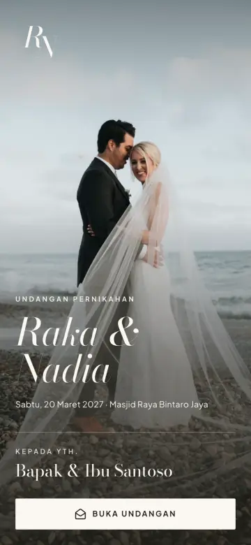 Contoh undangan digital pernikahan modern: template Vogue dengan cover foto sinematik